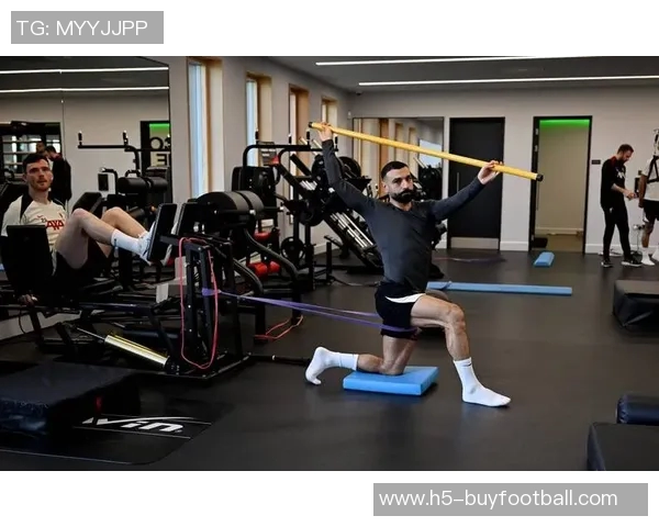 萨拉赫健身房训练照曝光腹肌线条引发粉丝热议与赞叹 萨拉赫健身房训练照曝光腹肌线条引发粉丝热议与赞叹