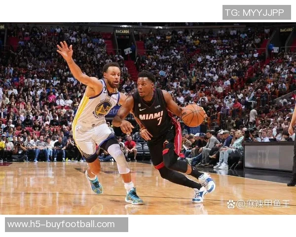 三球短暂出战15分钟高效表现三分球命中率50贡献11分2篮板3助攻